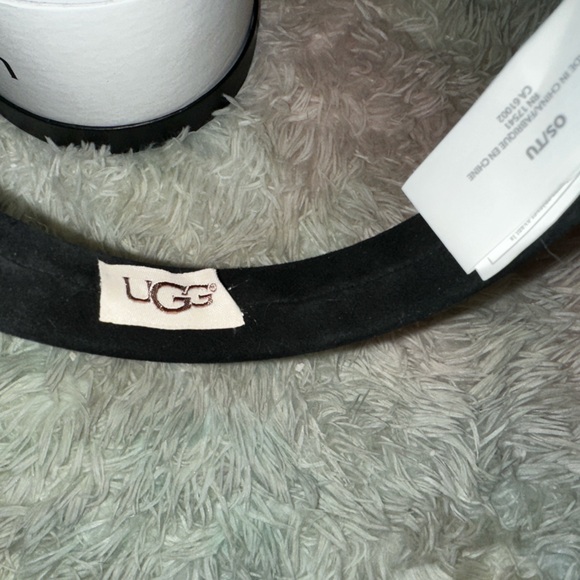 New UGG Sheepskin EarMuffs in Black - Picture 7 of 8